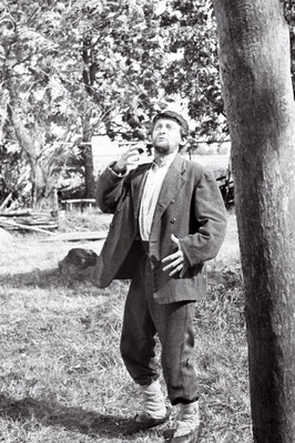 V. Kingissepa nimelise TRA Draamateatrinäitleja, Eesti NSV teeneline kunstnik Jüri Järvet Tõnu Prillupi osatäitjana filmistuudio „Tallinnfilm“ mängufilmi „Mäeküla piimamees“ võtetel.  similar photo