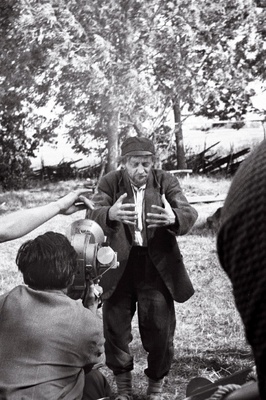 V. Kingissepa nimelise TRA Draamateatrinäitleja, Eesti NSV teeneline kunstnik Jüri Järvet Tõnu Prillupi osatäitjana filmistuudio „Tallinnfilm“ mängufilmi „Mäeküla piimamees“ võtetel.  similar photo