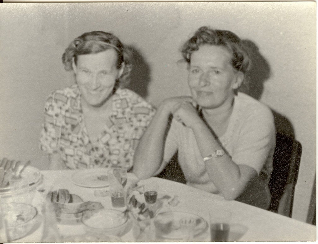 foto, Paide kooliõpetajad pidulaua taga 1960-ndatel  a.