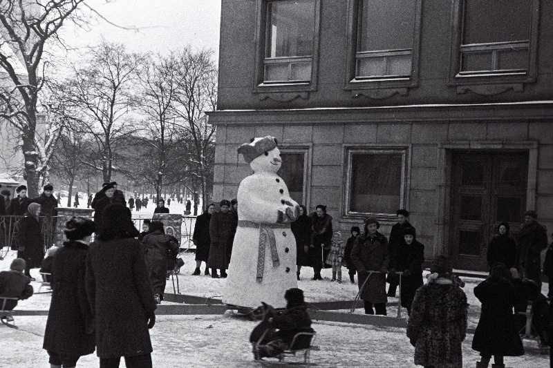 Laste lõbustuskoht Võidu väljaku ääres.