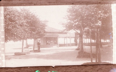 Negatiiv.  Haapsalu Suur Promenaad ja nn "Trinkhalle" hoone Haapsalu lahe ääres. 1870.a.
Kopeerija: R. Arro.  duplicate photo