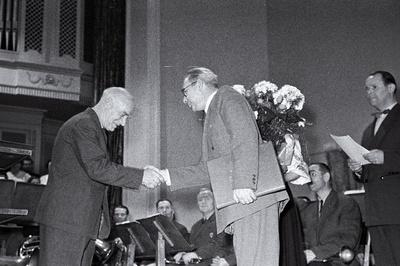 Võru rajooni Kungla rahvamaja puhkpilliorkestri juhi H. Kostabi (vasakult 1.) õnnitlemine tema juubelipäeval „Estonia“ kontserdisaalis.  similar photo