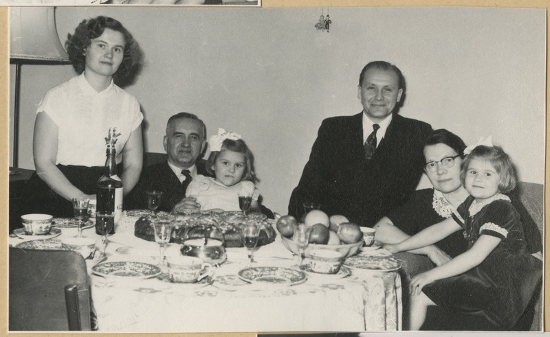 Pidulik koosviibimine, inimesed on kogunenud söögilaua ümber, grupifoto