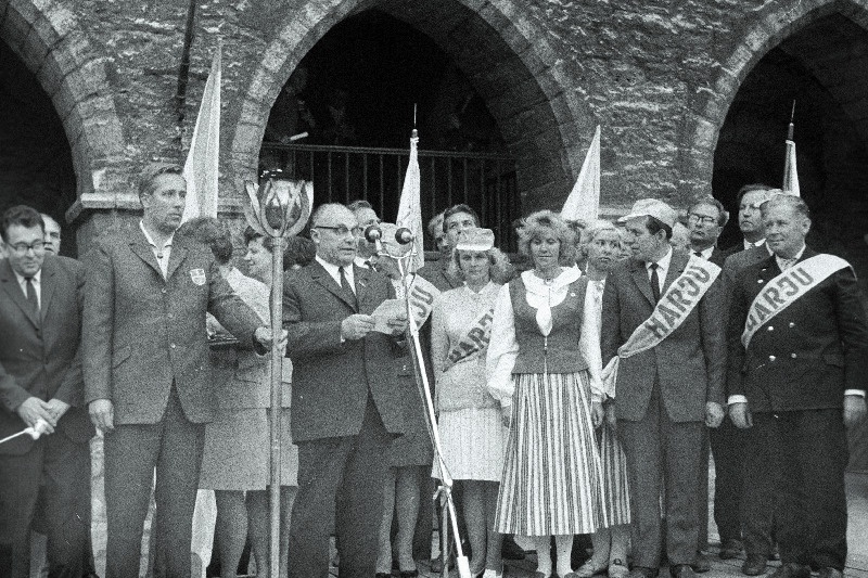 Tallinna Linna TSN Täitevkomitee esimees Johannes Undusk kõnelemas mikrofoni juures pärast juubelilaulupeo tõrviku saabumist Raekoja ette.