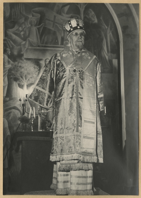 Metropoliit Aleksander seismas kirikus altari ees