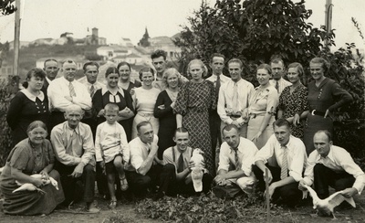 Eestlased väljasõidul tähistamaks Ilmar ja Elsa Toopi abielu esimest aastapäeva.  duplicate photo