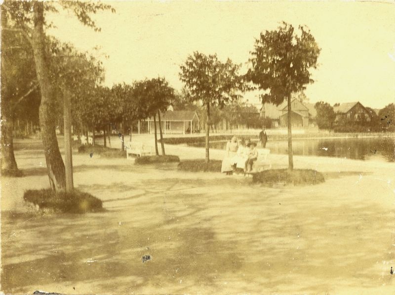 Foto. Suur Promenaad Haapsalus lugemismajakese ja kõlakojaga. Vaade Aafrika kalda poolt. Keskplaanil pink inimestega. u 1890.