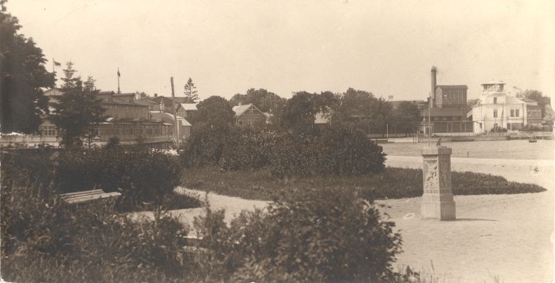 Foto. Haapsalu Suur Promenaad. Esiplaanil  Päikesekell. u 1924-1933.