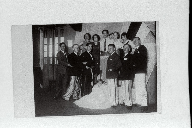 Eesti Seltsi Uus Kodu näitering. Vasakult: Aleksander Issak, Aleksander Suursoo, Karl Maaroos, prl Dagmar Ulmer, Ellinor Ulmer, Johannes Lindberg, prl Linda Alte, Emma Pensa, Johannes Toom, Johannes Suursoo, Gustav Lustverk, tüdruk - Siina Issak.