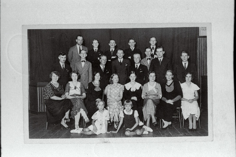 Eesti Seltsi Uus Kodu näitetrupp. Istuvad maas: Loreida Linnart, Edel Linnart. Istuvad vasakult: Emma Pensa, Ellen Kalju, Natalie Schultz, Helene Imberg, Linda Alte, Johanna Nigul, Anna Linnart, Alide Zirk. 2. rida vasakult: Karl Maaroos, Axel Kalju, Johannes Suursoo, näitejuht Eduard Anderson, Ilmar Toop, Robert Zirk; 3. rida vasakult: August Kõivumägi, Artur Lelov, Gerhard Ramm, Johannes Sestverk, Artur Madisson.