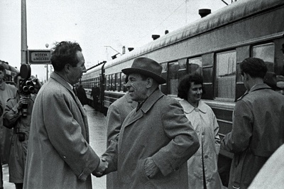 Eesti NSV teenelised kirjanikud (vasakult) 2. Johannes Semper ja 3. Debora Vaarandi Balti jaamas ärasõidu eel Moskvasse kirjanduse päevadele.  similar photo