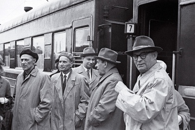 Eesti kirjanikud (vasakult) Rudolf Sirge, Paul Rummo, Vladimir Beekman, Johannes Semper ja ajakirjanik Anton Vaarandi Balti jaamas ärasõidu eel Moskvasse kirjanduse päevadele.  similar photo