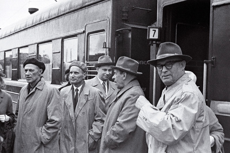 Eesti kirjanikud (vasakult) Rudolf Sirge, Paul Rummo, Vladimir Beekman, Johannes Semper ja ajakirjanik Anton Vaarandi Balti jaamas ärasõidu eel Moskvasse kirjanduse päevadele.