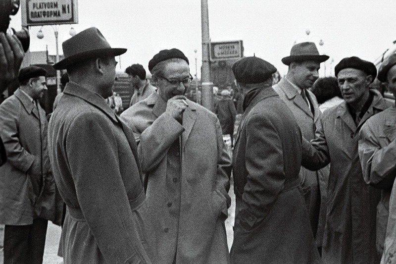 Eesti kirjanikud (vasakult) 1. Aadu Hint, 3. Juhan Smuul, 5. Vladimir Beekman, 6. Rudolf Sirge, 7. Paul Rummo Balti jaamas ärasõidu eel Moskvasse eesti kirjanduse päevadele.