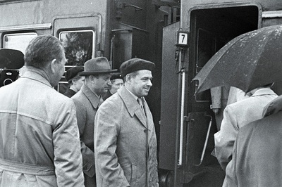 Eesti NSV teeneline kirjanik Aadu Hint Balti jaamas ärasõidu eel Moskvasse eesti kirjanduse päevadele.  similar photo