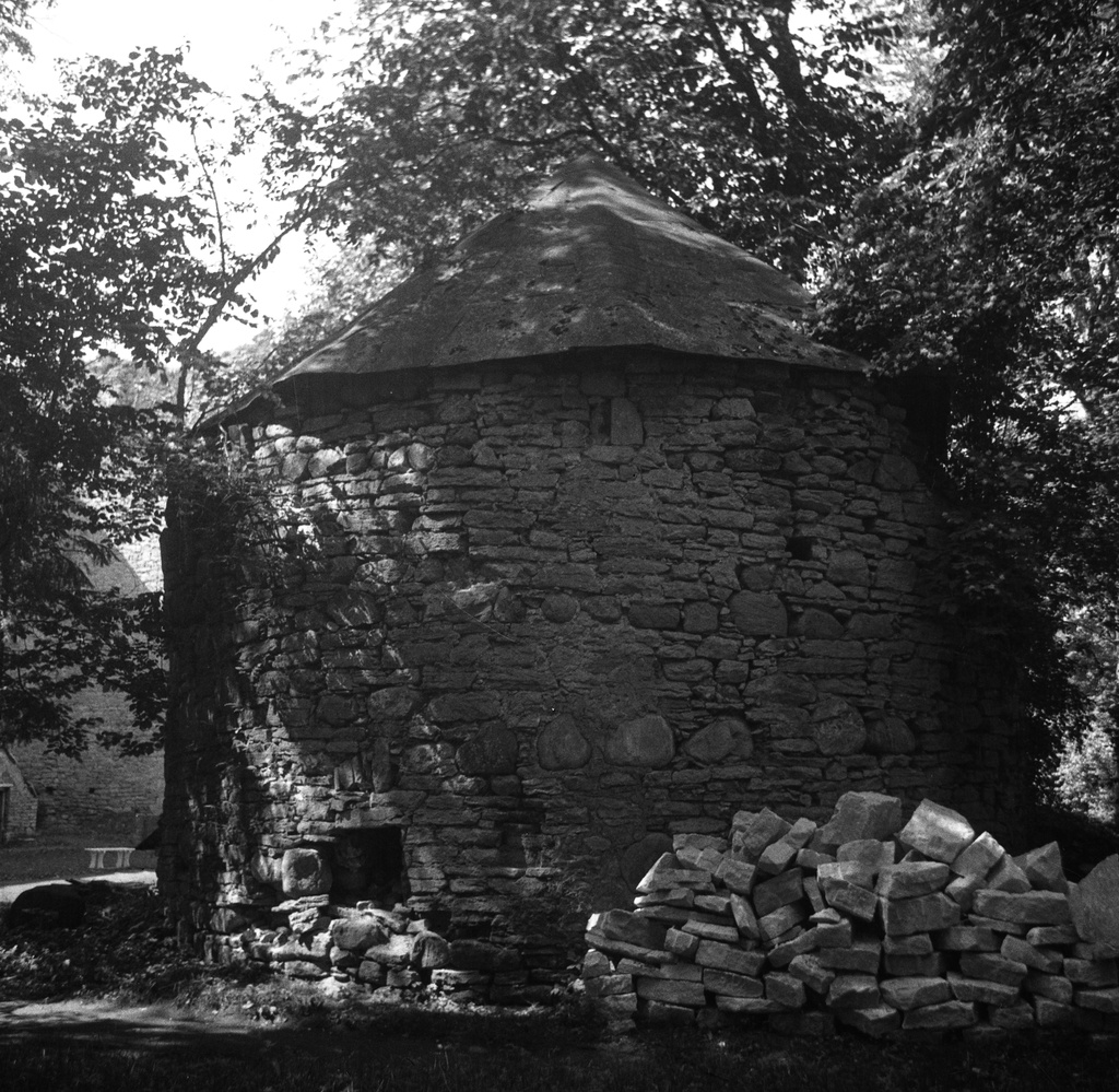 Outdoor view of Padise monastery NO-angle tower from S in 1938 before restoration