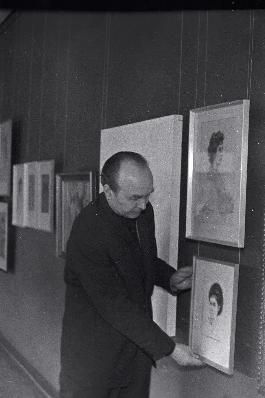 Graafik, Eesti NSV rahvakunstnik Eduard Einmann oma töid kunstinäitusele üles panemas.
