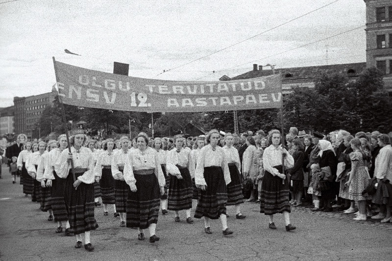 Eesti NSV 12. aastapäeva auks korraldatud laulupäevast osavõtjate rongkäik Tallinnas.