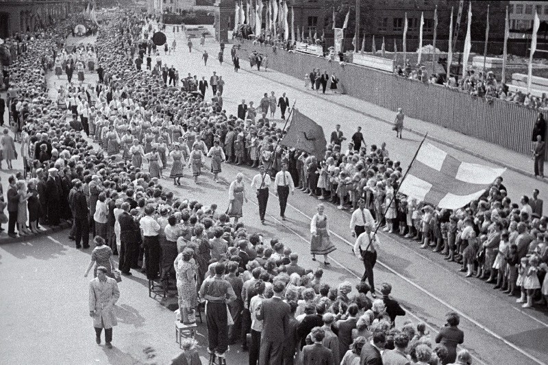 15. üldlaulupeost osa võtnud Soome lauljad rongkäigus Narva maanteel.