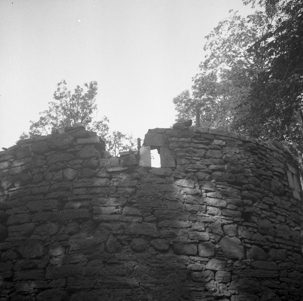 Upper part of the external wall of Padise monastery NO-angle armchair tower