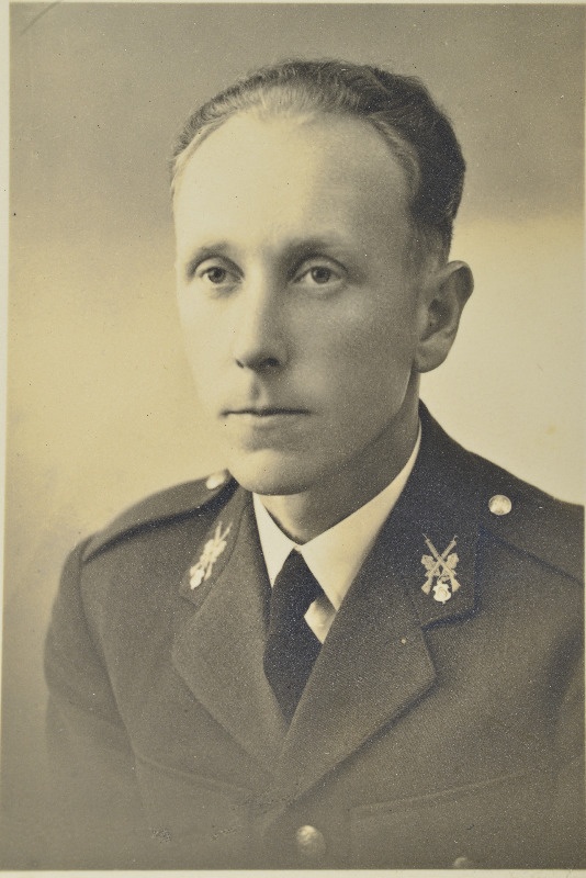Sõjaväe Õppeasutiste Sõjakooli ohvitserideklasside jalaväeklassis õppiv lipnik Karl Jürisoo.