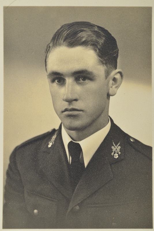 Sõjaväe Õppeasutiste Sõjakooli ohvitserideklasside jalaväeklassis õppiv lipnik Karl Kiisla.