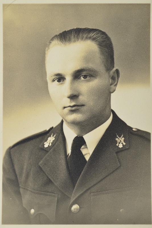 Sõjaväe Õppeasutiste Sõjakooli ohvitserideklasside jalaväeklassis õppiv lipnik Jaak Kõresaar.