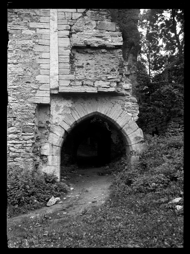 Padise monastery's old gates from SW