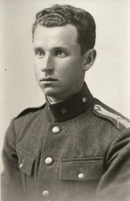 Kaitseväe Ühendatud Õppeasutuste Sõjakooli insneri aspirantide komando aspirant Leopold Reinaru.  duplicate photo