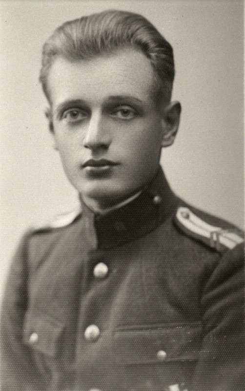 Kaitseväe Ühendatud Õppeasutuste Sõjakooli insneri aspirantide komando aspirant Aleksander Lindebaum (Rein Loide).