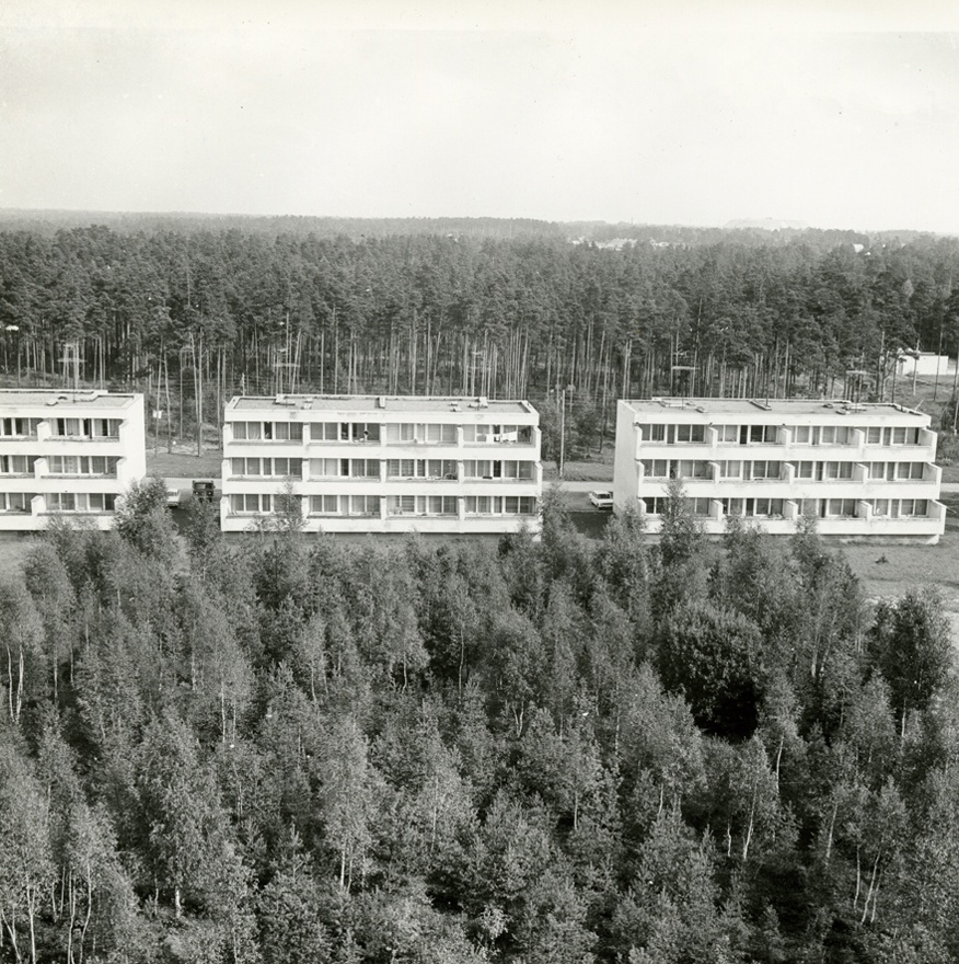 Korterelamud Padisel, üldvaade. Arhitektid Peep Jänes, Tõnu Mellik