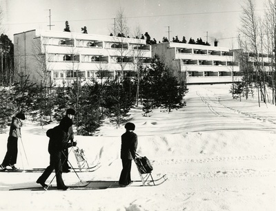 Padise Koidula kolhoosi terrasselamud, vaade suusatajatega esiplaanil. Arhitektid Peep Jänes ja Tõnu Mellik  duplicate photo