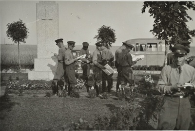 Sõjaväe Õppeasutiste Sõjakooli jalaväe ohvitseride klassi lipnikud Vabadussõja mälestusmärgi juures Pankjavitsas.  duplicate photo