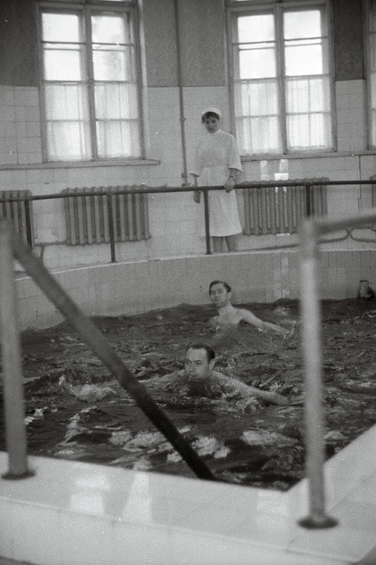 Pärnu kuurordi polikliiniku raviveebasseini duššiosakonna meditsiiniõde Maria Velikanova puhkajaid juhendamas.