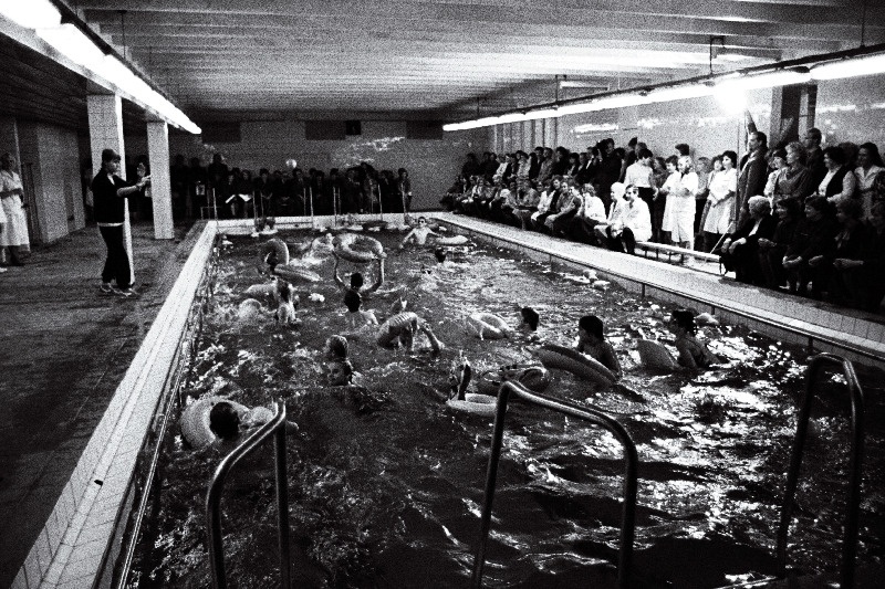 Tallinna Kesklinna Lastepolikliiniku taastumisosakonna suures basseinis ujuvad Kalevi ujumiskooli õpilased.