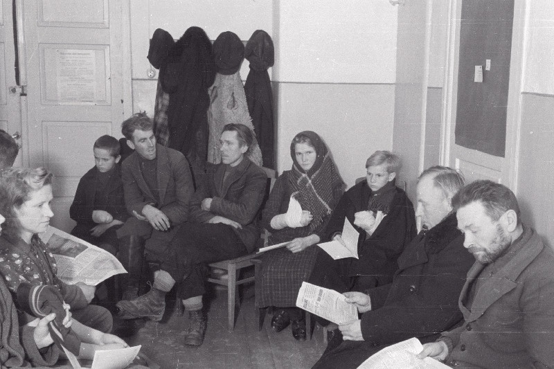 Haiged järjekorras Paide Ambulatooriumi ooteruumis.