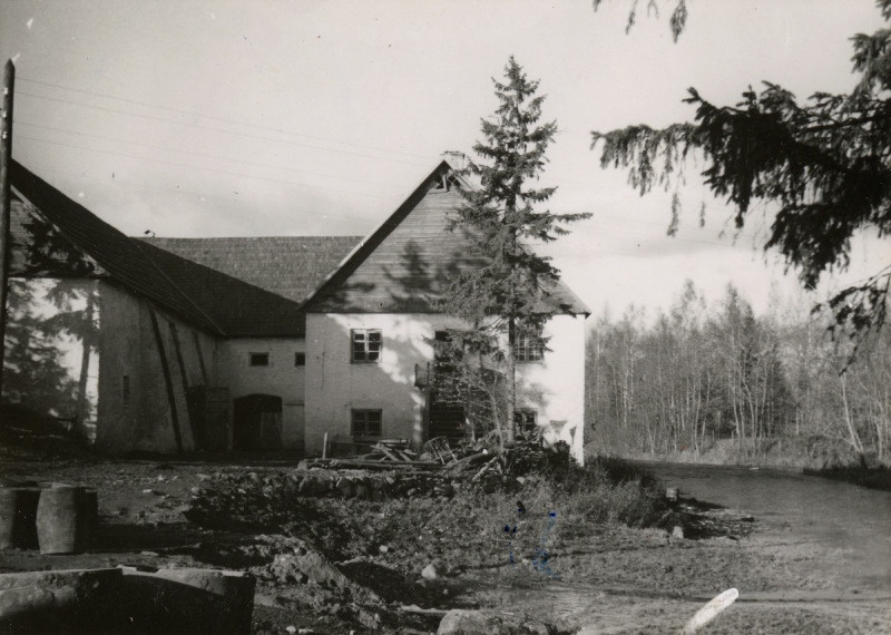 Kohila nahavabrik endise Tohisoo mõisa juures Keila jõe ääres.