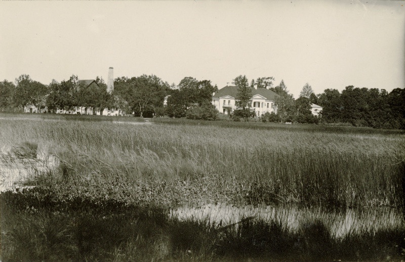 Vaade Kernu mõisa härrastemajale ja viinavabrikule.