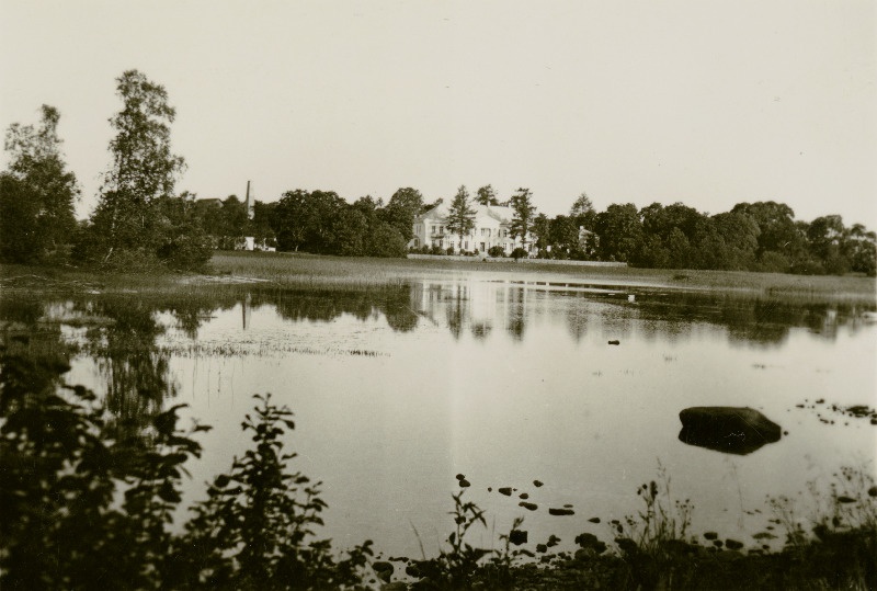 Vaade Kernu mõisale üle tiigi.