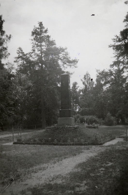 Eesti Vabadussõjas langenute mälestusmärk Kuusalu kalmistul.