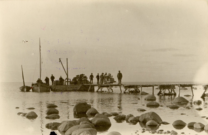 Sadamasild Leesi kalarannas.