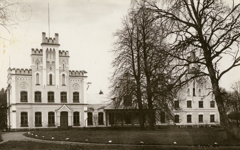 Aavere vanadekodu endises Aavere mõisas.