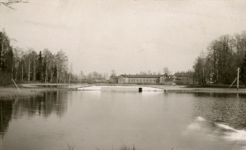 Vaade Jäneda mõisale üle mõisa järve.