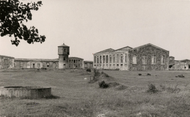 Viskoosa siidivabriku varemed Kõrgessaare alevikus.