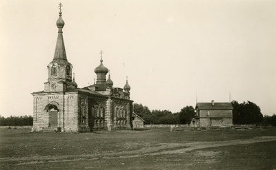 Vormsi Vene Õigeusu kirik, paremal endine koolimaja.  duplicate photo