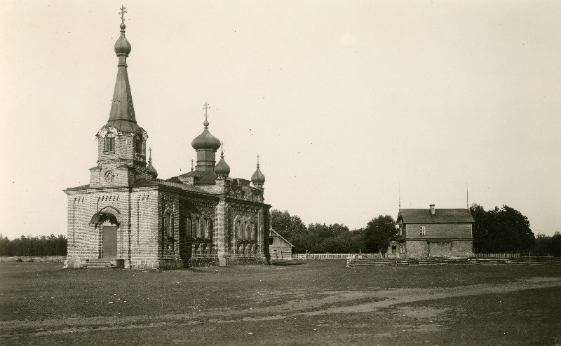 Vormsi Vene Õigeusu kirik, paremal endine koolimaja.
