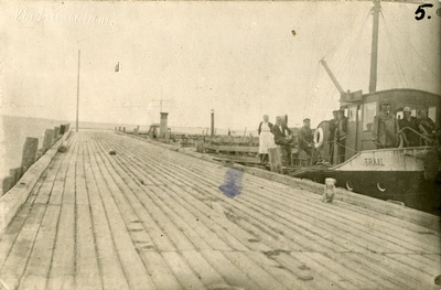 Kuivastu ja Virtsu sadama vahel kurseeriv laev Traal Virtsu sadamas.  duplicate photo