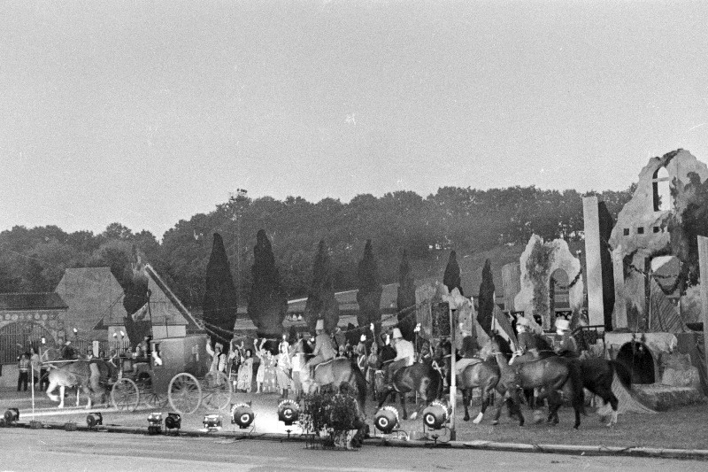 Stseen J. Straussi opereti Mustlasparun vabaõhulavastusest RAT Vanemuises.
