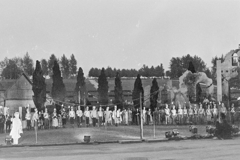 Stseen J. Straussi opereti Mustlasparun vabaõhulavastusest RAT Vanemuises.