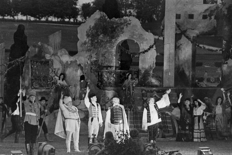 Stseen J. Straussi opereti Mustlasparun vabaõhulavastusest RAT Vanemuises.